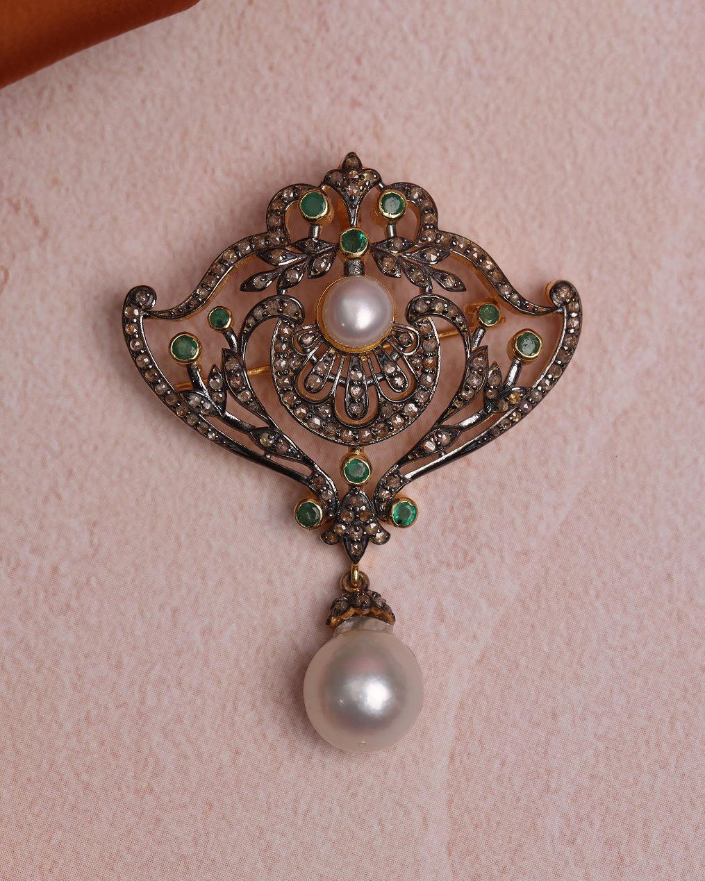 14K Yellow Gold Brid Brooch Pendant Pearl and Emerald Gemstome Natural Diamond