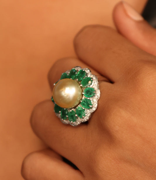 18K gold Pearl & Emerald Ring